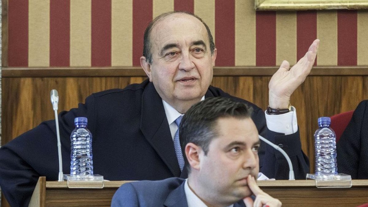 Antonio Fernández Santos y Daniel de la Rosa durante un pleno, cuando el PSOE estaba en la oposición. ECB
