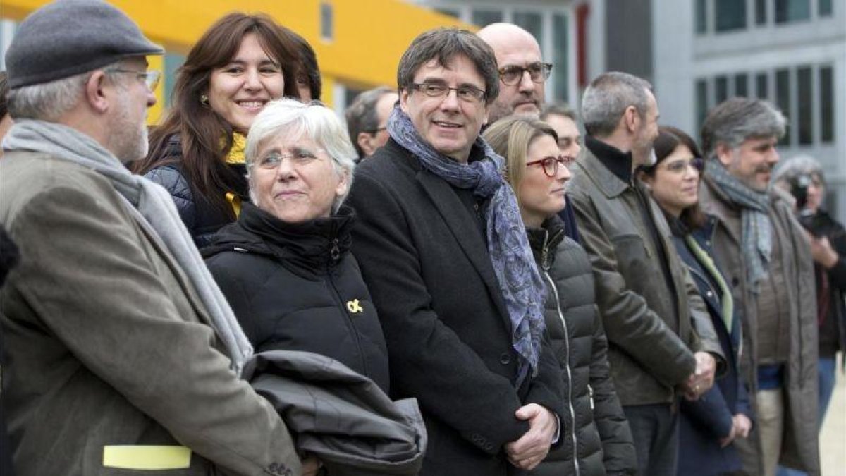 Encuentro de los diputados de Junts per Catalunya con Carles Puigdemont, este viernes en Bruselas.-VIRGINIA MAYO (AP)