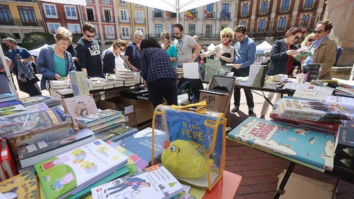 Catorce establecimientos, dos más que el año pasado, extendieron sus propuestas literarias para mayores y para niños.-Raúl Ochoa