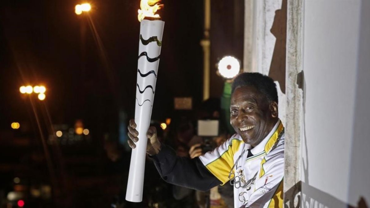 Pelé sostiene una antorcha olímpica en el museo que lleva su nombre, en Sao Paulo, el pasado 22 de julio.-