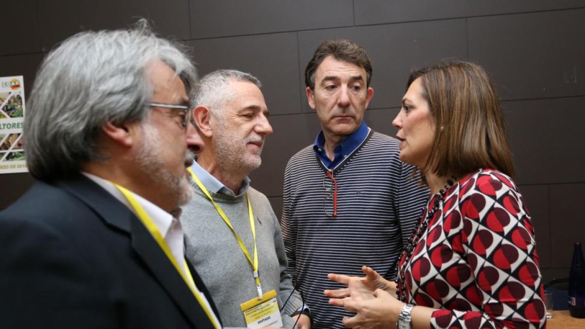 La consejera de Agricultura y Ganadería, Milagros Marcos, conversa con, el coordinador regional de Izquierda Unida, José María González, y los responsables de los sindicatos UGT y Comisiones Obreras en la Comunidad, Agustín Prieto y Ángel Hernández respec-ICAL