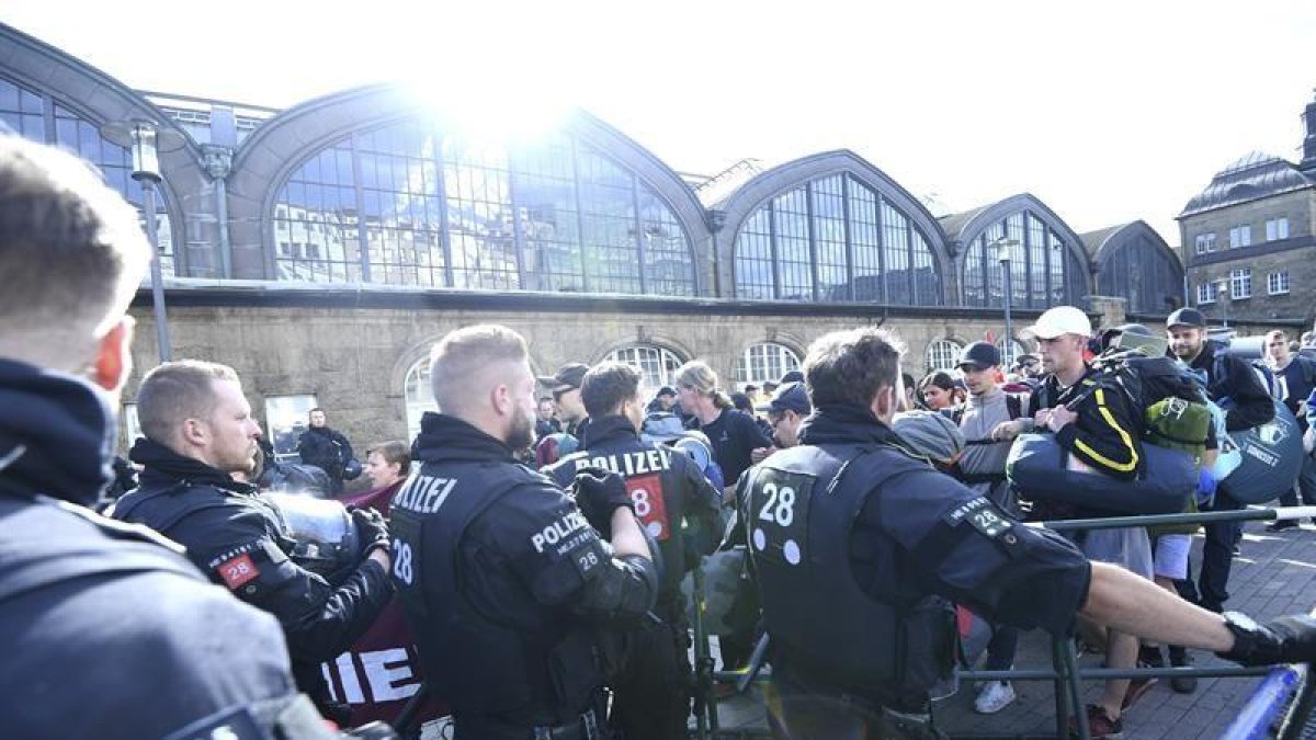 Agentes de la Policía vigilan la llegada de pasajeros a la estación central de Hamburgo hoy, 6 de julio de 2017. La Cumbre del G20 (o G-20 o Grupo de los Veinte).-EFE