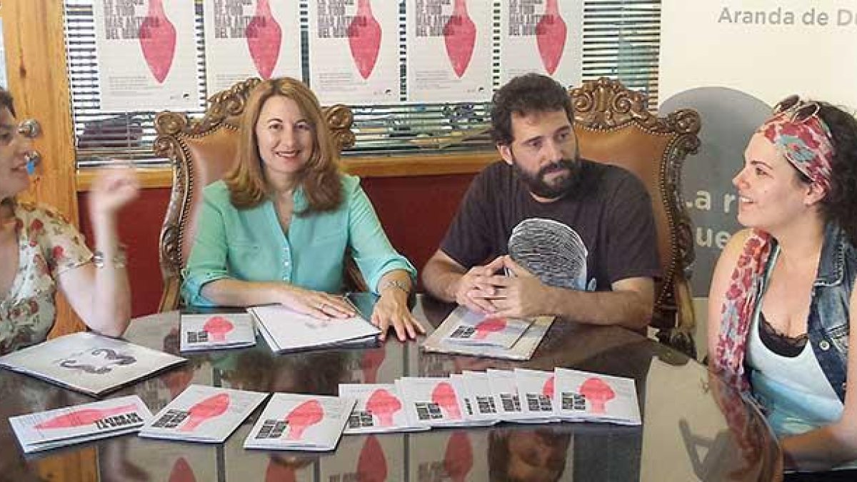 La concejala de Turismo, Celia Bombín, junto a los actores de Mar Rojo Producciones.-L.V.