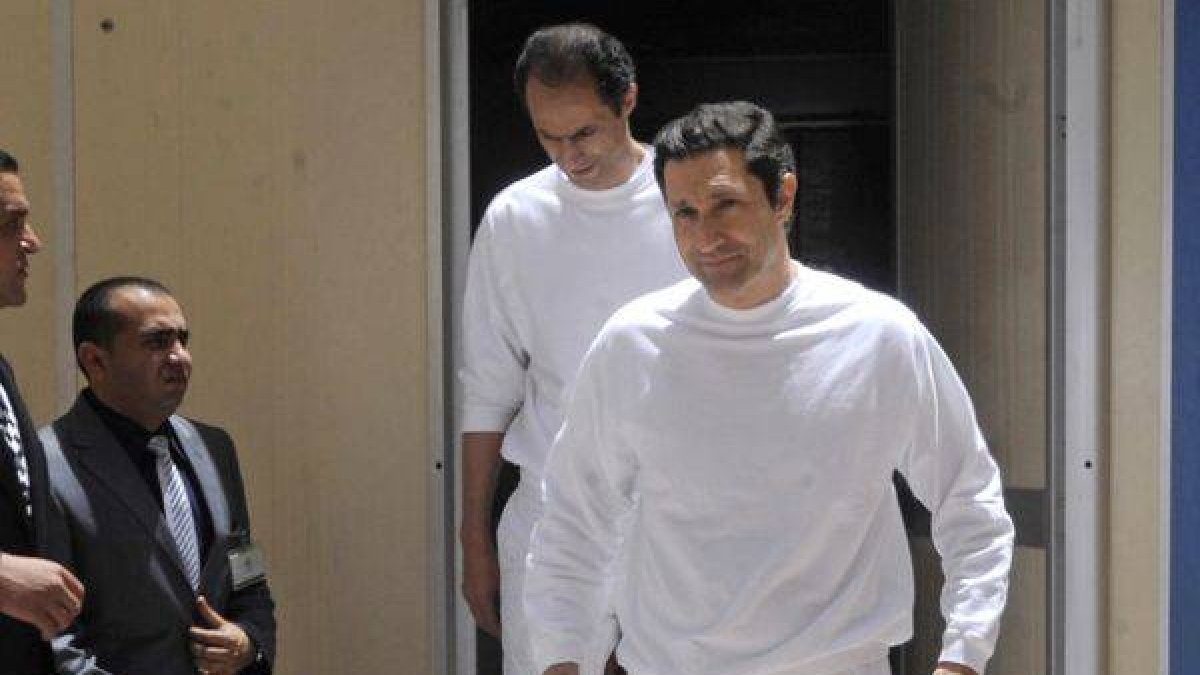 Los dos hijos de Hosni Mubarak. Gamal, a la izquierda, y Alaa, a la derecha.-Foto: AP