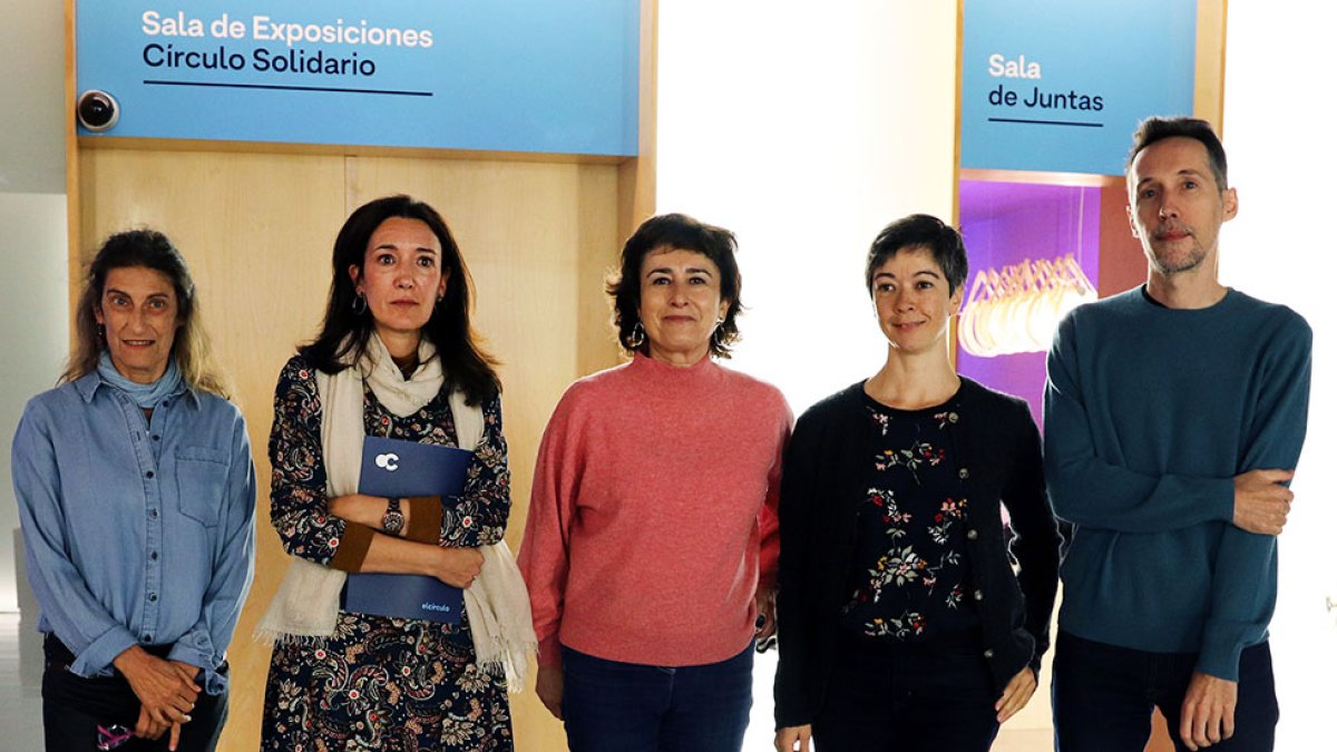 La directora general de la Fundación Círculo, Laura Sebastián (segunda por la izq.), junto a varios profesores de los clubes culturales. AGENCIA RIVES