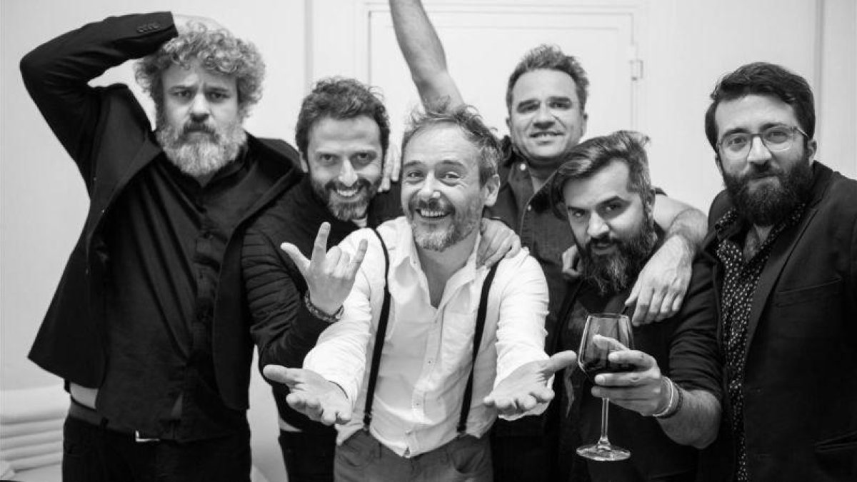Love of Lesbian, con Santi Balmes con camisa blanca y tirantes.-KATXO BITXO