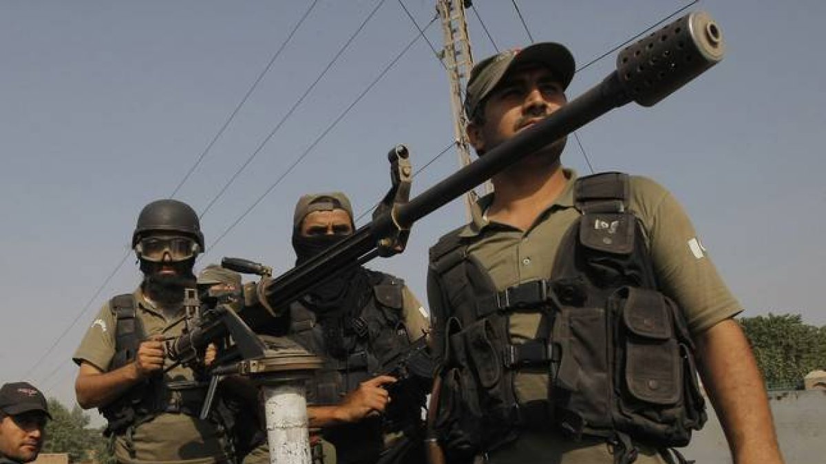 Militares paquistanís toman posiciones en la base atacada.-AP / MOHAMMAD SAJJAD