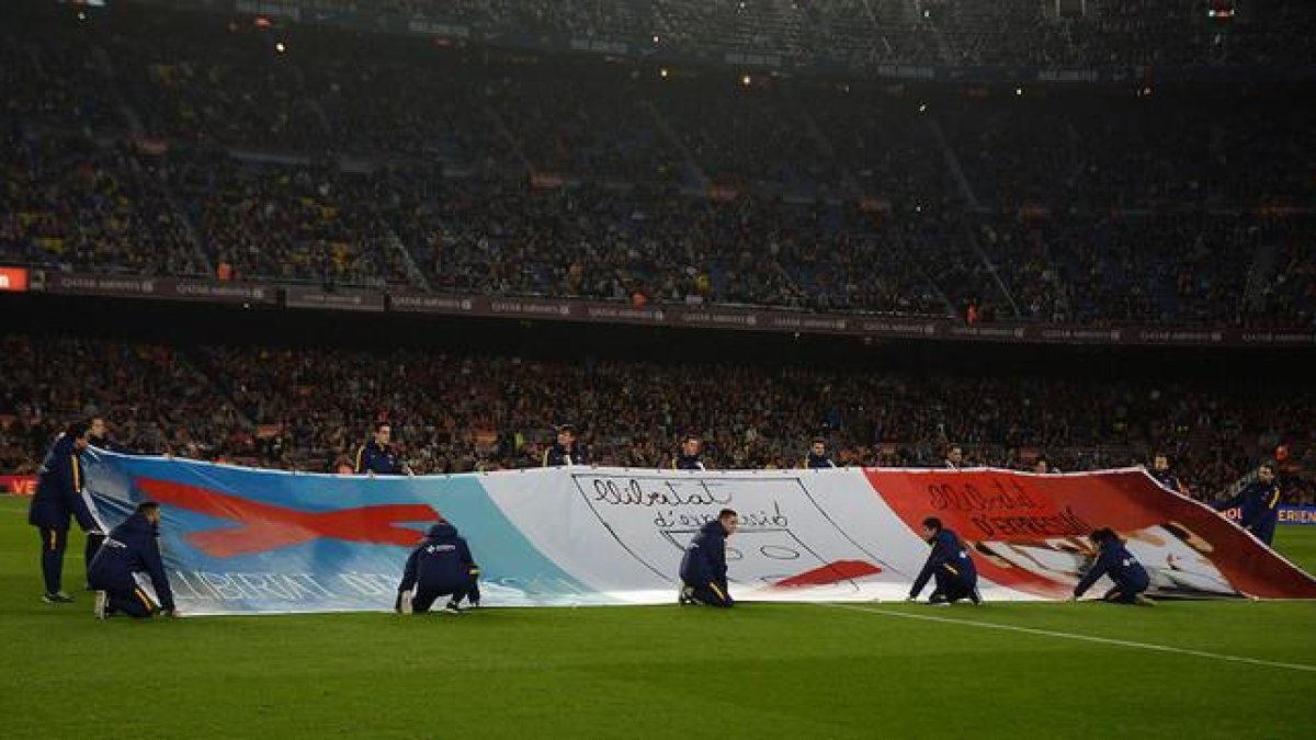 Pancarta a favor de la libertad de expresión, exhibida sobre el césped del Camp Nou, antes del partido de Liga entre el Barça y el Eibar.-JORDI COTRINA