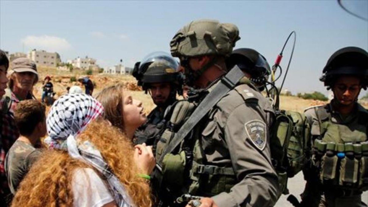 Ahed Tamimi se encara a soldados israelís, en Nabi Saleh, en mayo.-AFP/ABBAS MOMANI