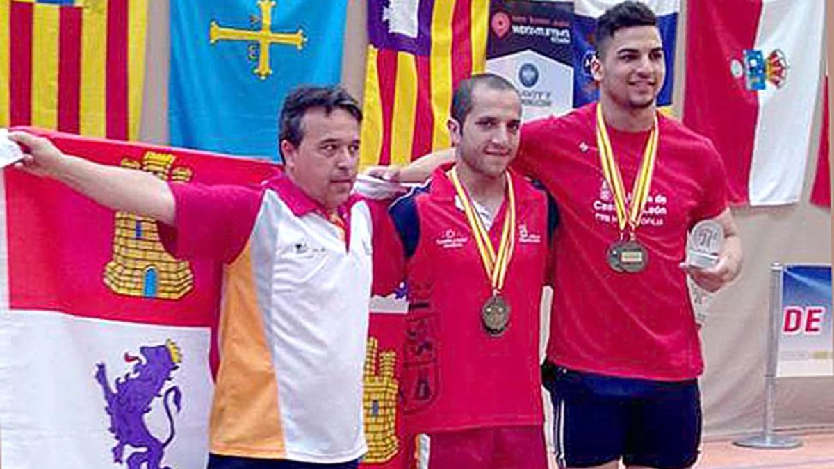 Iván García Rueda y Junior Santana posan con las medallas de oro conseguidas en el Nacional absoluto-ECB