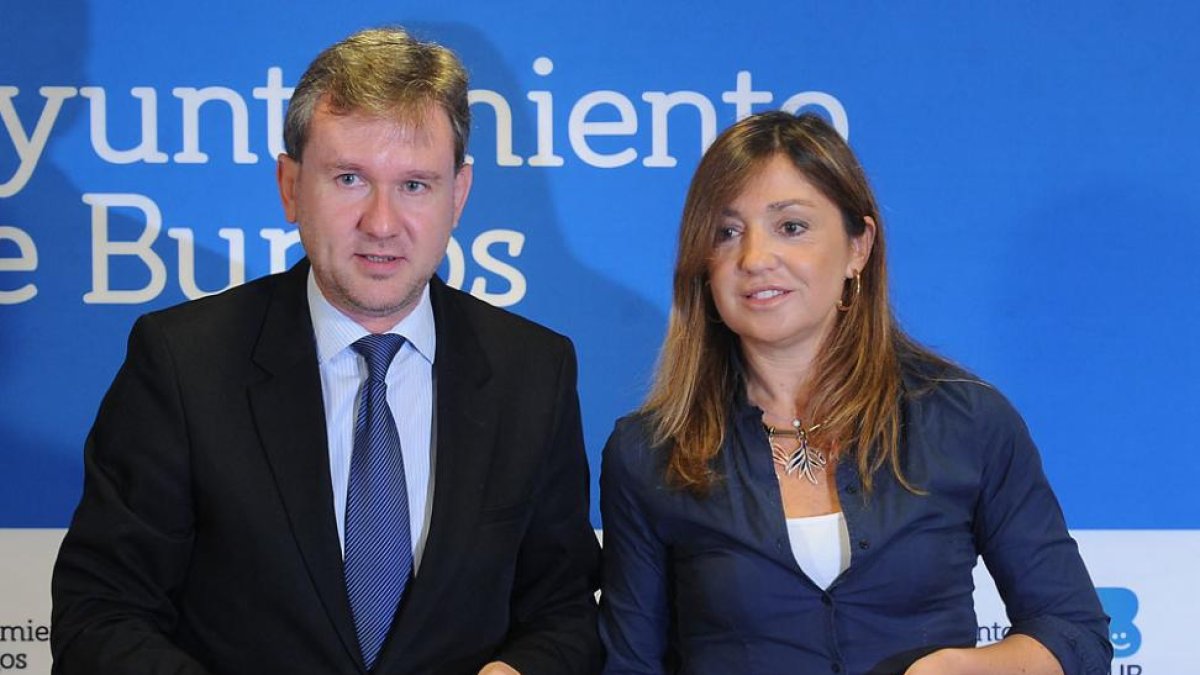 El alcalde, Javier Lacalle, y la concejal de Turismo, Carolina Blasco, posan con el documento.-ISRAEL L. MURILLO
