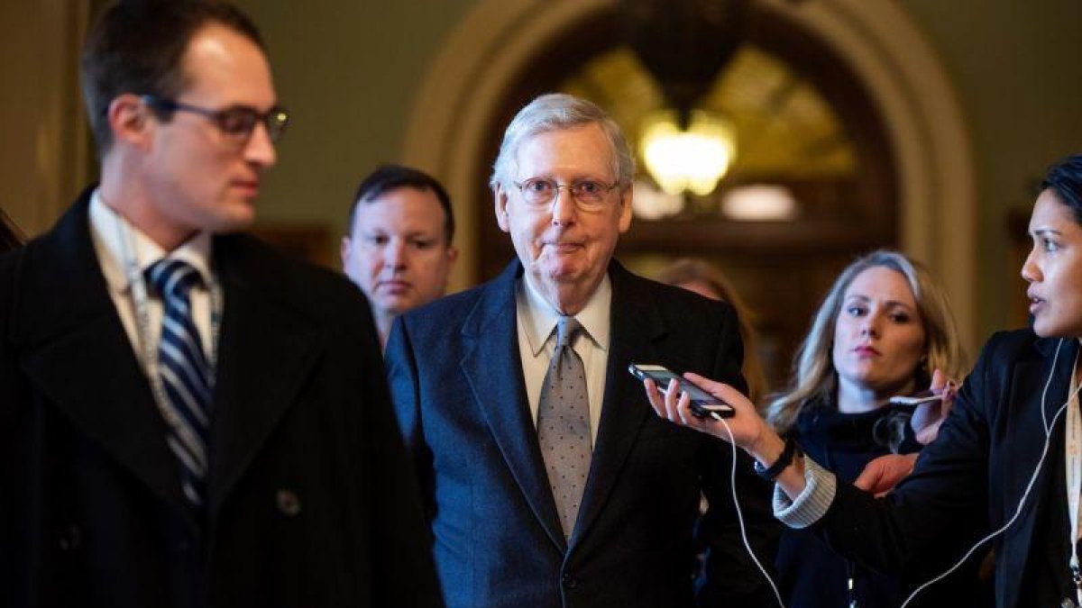 El lider republicano en el Senado de Estados Unidos Mitch McConnell conversa con los medios mientras abandona el Capitolio en Washington, Estados Unidos.-JIM LO SCALZO / EPA