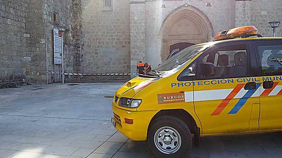 Efectivos de Protección Civil acordonan la zona del monasterio en la que se produjo el desprendimiento.-J.M.P.