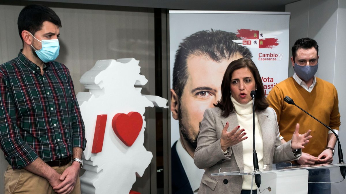 David Jurado, Esther Peña y Daniel de la Rosa durante la valoración. T. ALONSO