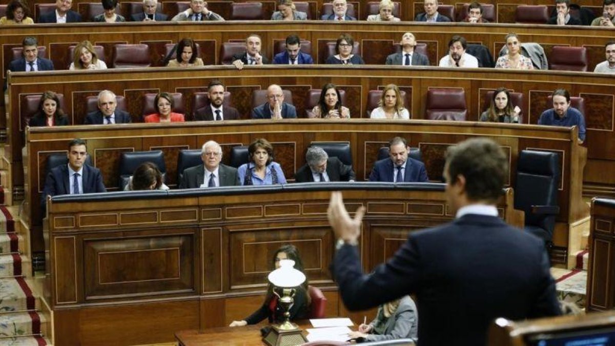 Pablo Casado, este miércoles en el Congreso, durante su cara a cara con el presidente del Gobierno, Pedro Sánchez.-EFE / JAVIER LIZÓN