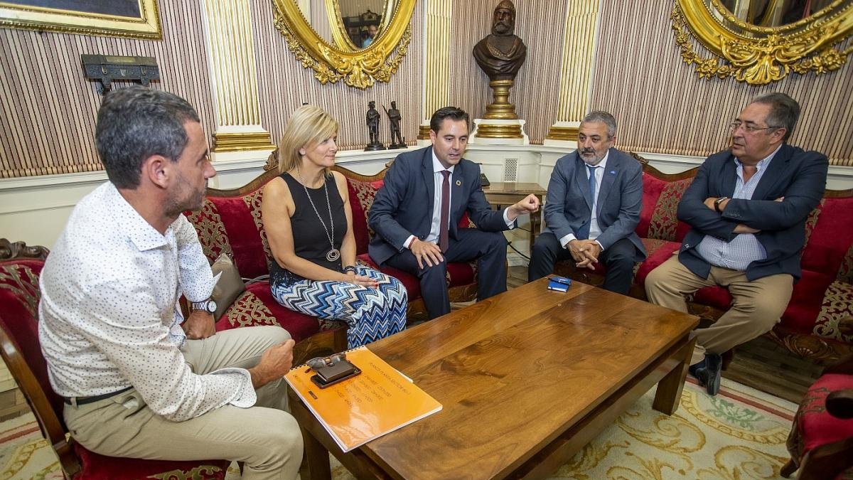 Reunión del alcalde Daniel de la Rosa con el subdelegado del Gobierno, Pedro de la Fuente, y el responsable de la Demarcación de Carreteras, Alfredo González.-SANTI OTERO
