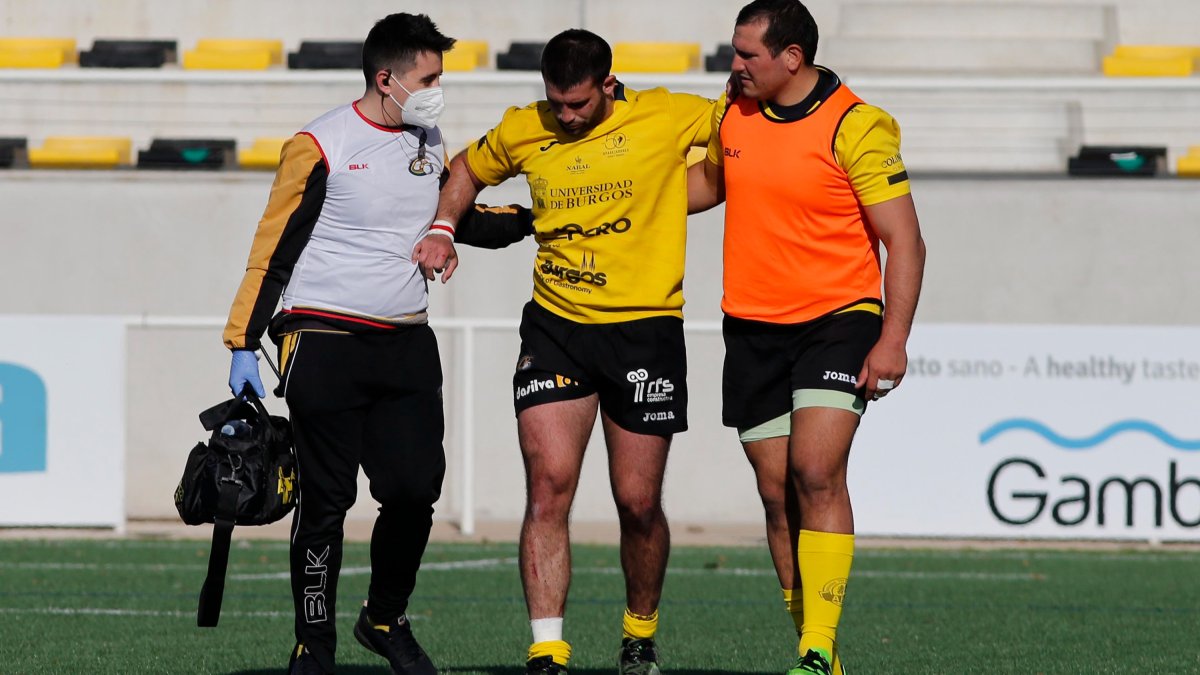 Albareda abandona el terreno de juego en el partido contra el Alcobendas ayudado por el doctor Salvat y Mercanti. SANTI OTERO