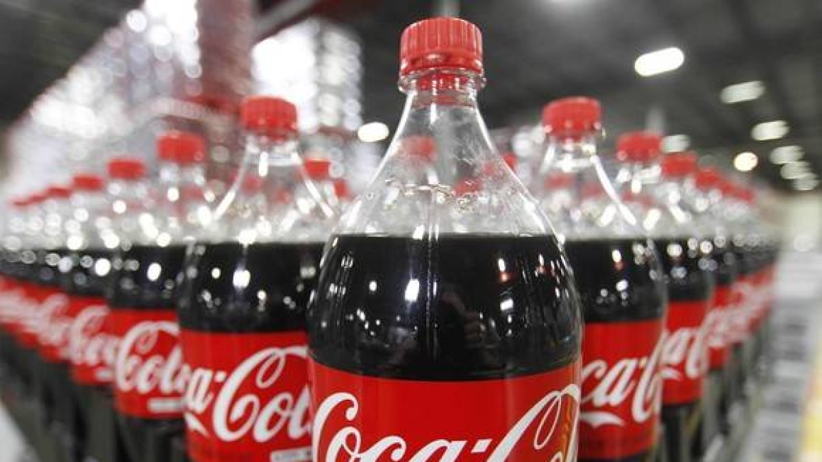 Botellas de Coca-cola en una fábrica preparadas para su distribución.-