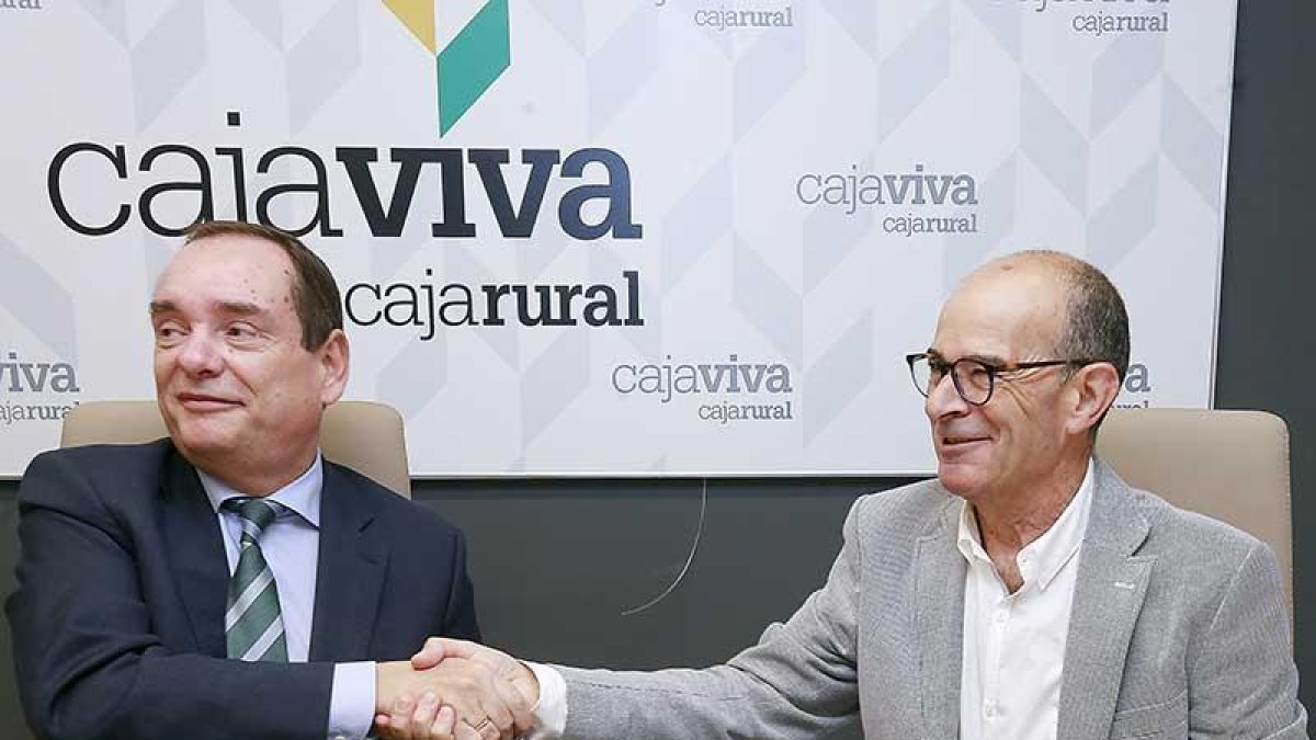 Ramón Sobremonte (Cajaviva) y Roberto Tapia tras la firma del convenio.-RAÚL G. OCHOA