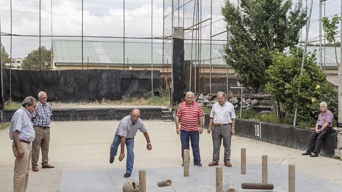 Las obras se centran en el local aunque a futuro se plantea en las pistas.-SANTI OTERO