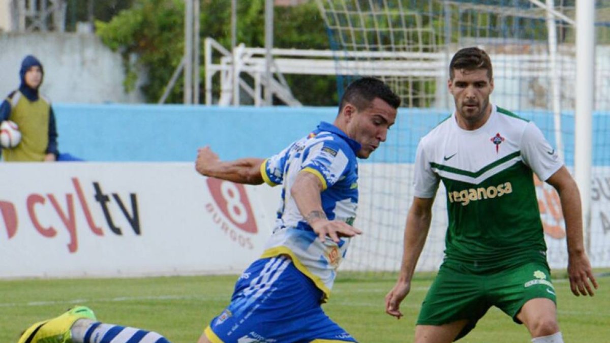Borja Plaza durante un encuentro de pretemporada contra el Burgos Promesas.-ALBERTO CALVO