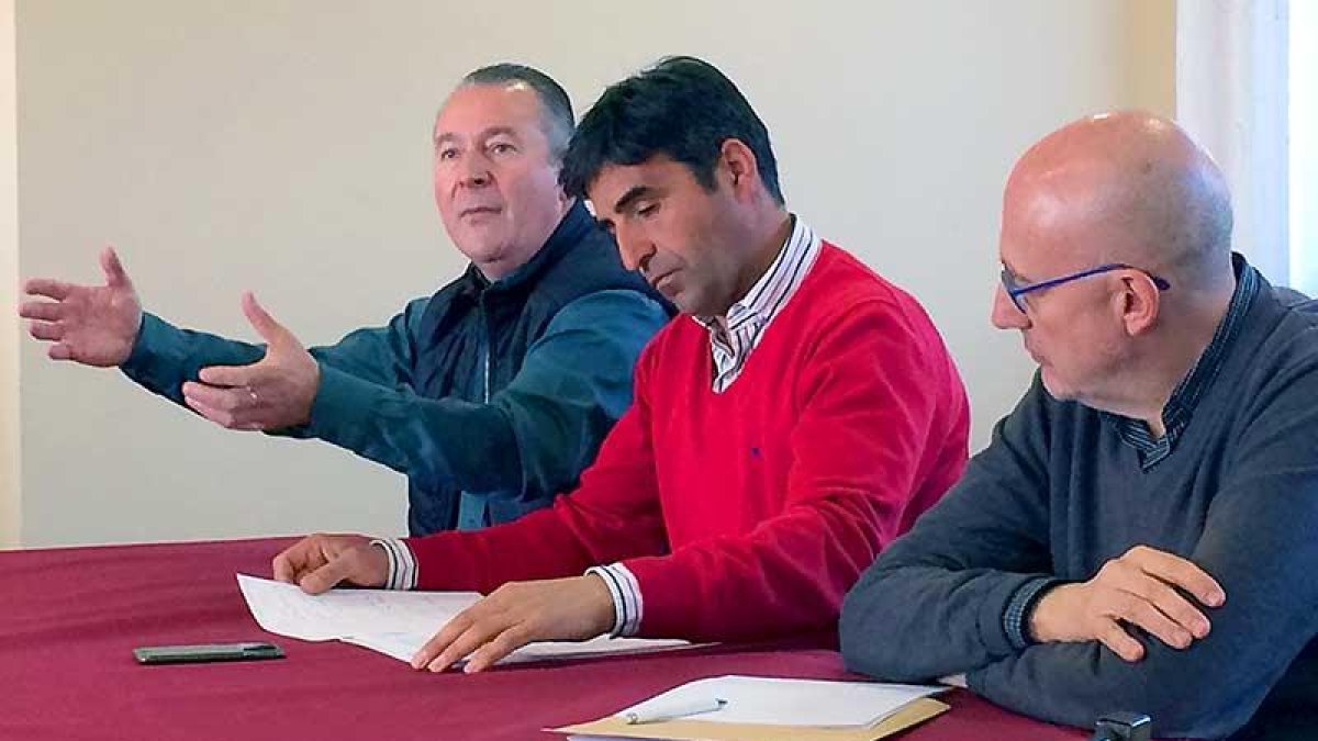 (De izq. a dch.), Donaciano Dujo y Esteban Martínez junto a Rafael Díaz, secretario de Asaja Burgos.-ECB