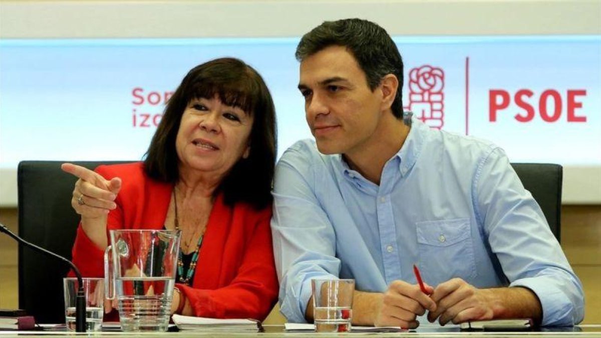 La presidenta del PSOE, Cristina Narbona, y el secretario general, Pedro Sánchez, este lunes en la sede del partido.-JUAN MANUEL PRATS