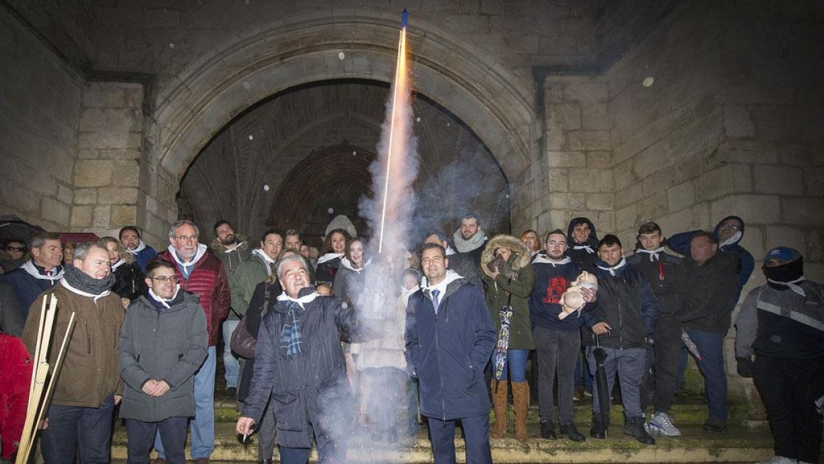El chupinazo en la Real y Antigua abrió la fiesta de las Candelas.-ISRAEL L. MURILLO