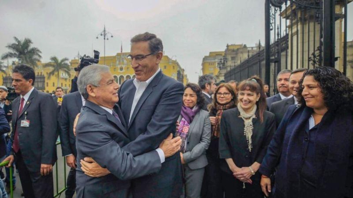 El primer ministro (izquierda) César Villanueva y el presidente de Perú, Martín Vizcarra, en un abrazo previo a la presentación del primer ministro ante el pleno del Congreso para pedir la confianza del Legislativo.-AP