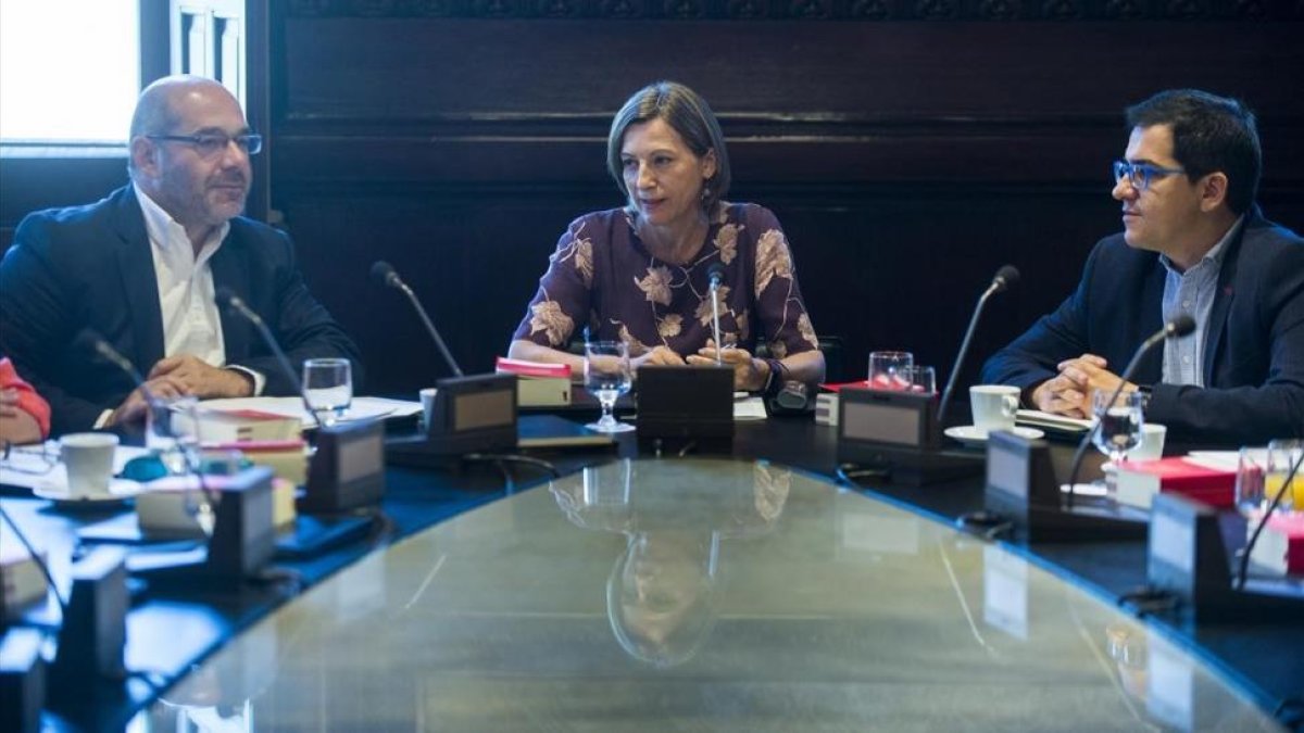 Carme Forcadell preside la reunión de la Mesa del Parlament, este martes.-JORDI COTRINA