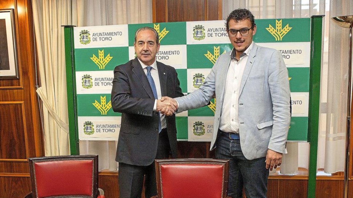 Cipriano García y Tomás del Bien ayer en la firma del convenio.-ICAL
