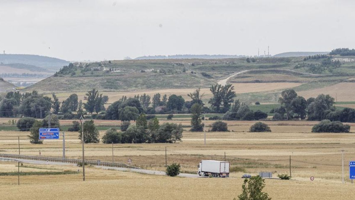 Desde este punto el nuevo tramo irá desviándose hacia el oeste para evitar un túnel en el monte y tener que excavar material innecesariamente.-SANTI OTERO