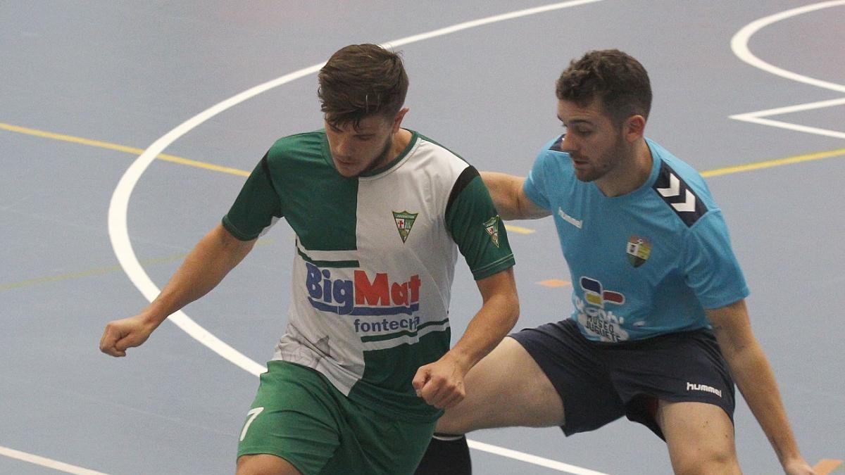 Oli conduce el balón en un partido de la pasada campaña.-SANTI OTERO