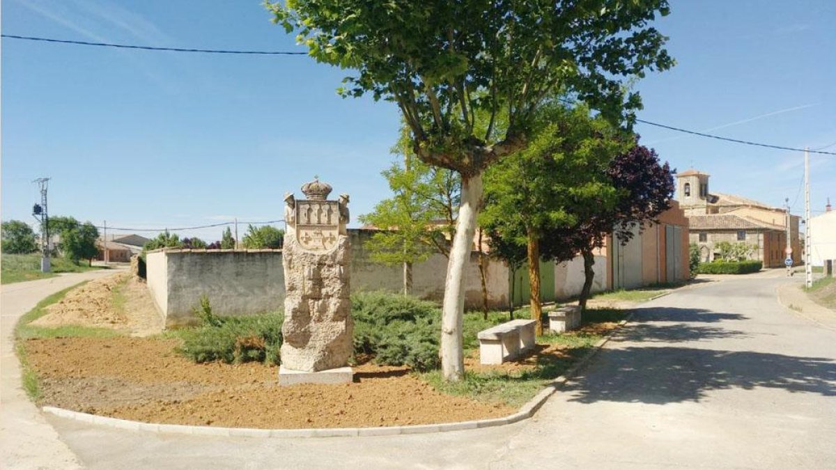 La escultura de Salaguti luce ya a la entrada de la villa tras retirarse de la plaza para su arreglo.-ECB