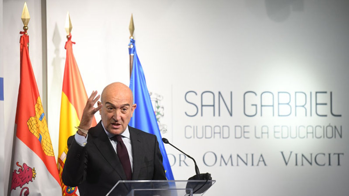 El consejero de Agricultura, Ganadería y Desarrollo Rural, Jesús Julio Carnero, participa en la IX edición del Curso Universitario de Verano ‘Prensa y Poder. ICAL