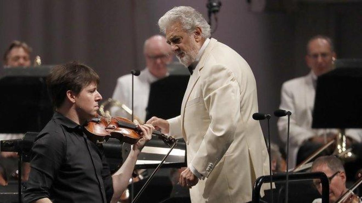 Plácido Domingo, dirigiendo a la Filarmóncia de Los Ángeles.-AP