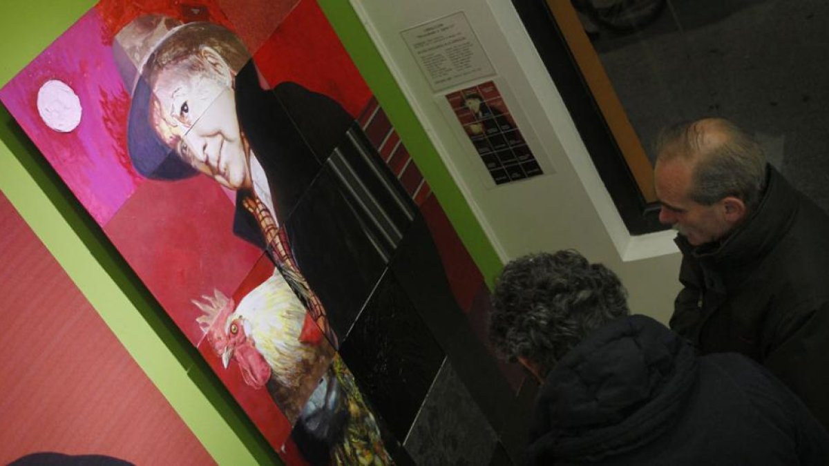 La exposición recoge pinturas, grabados, y fotografías de todo estilo y técnica en pequeño formato-SANTI OTERO