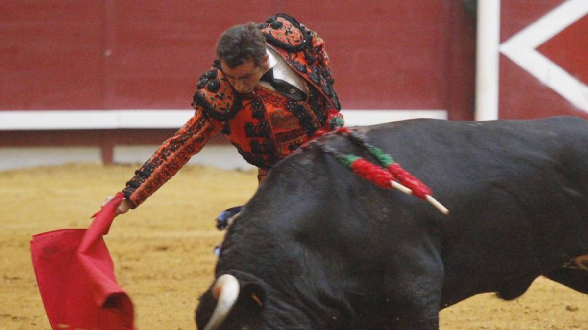 David Fandila ‘El Fandi’ templó y sometió la encastada movilidad del tercero al que cortó las dos orejas-Santi Otero