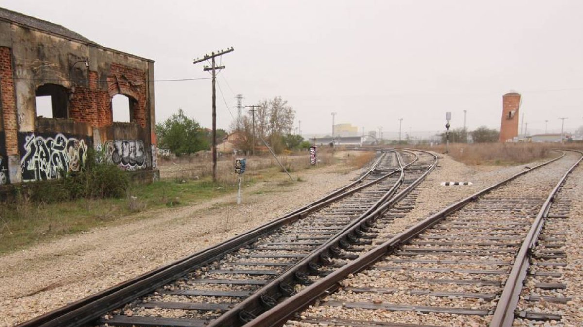 La línea férrea de la estación de El Montecillo continúa en desuso.-CITORES