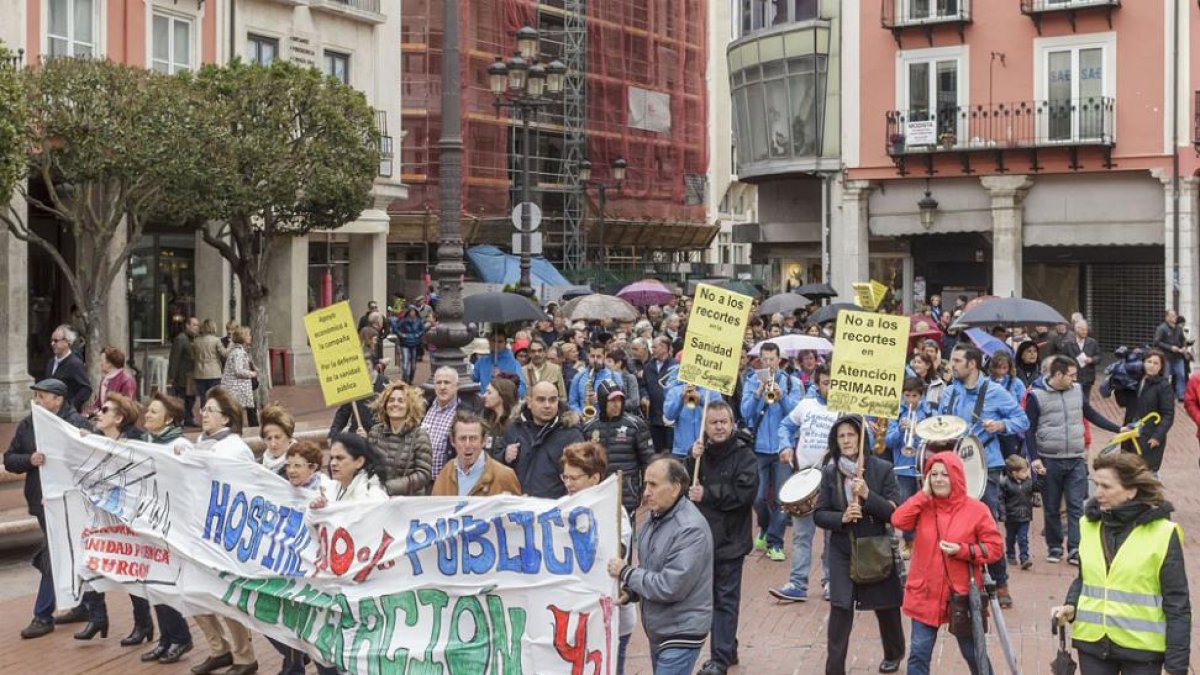 La manifestación por la sanidad pública que recorrió el centro de la ciudad a su entrada a la plaza Mayor.-SANTI OTERO