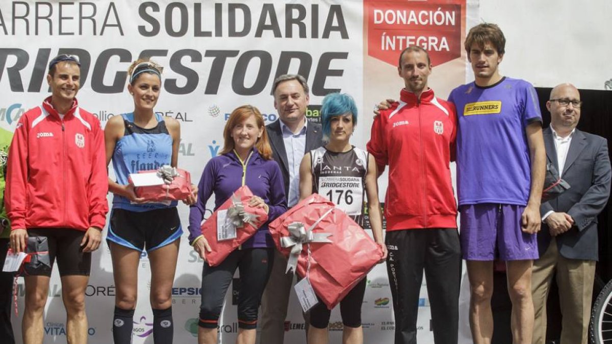 Podio de honor de las dos categorías pertenecientes a los cinco kilómetros.-SANTI OTERO
