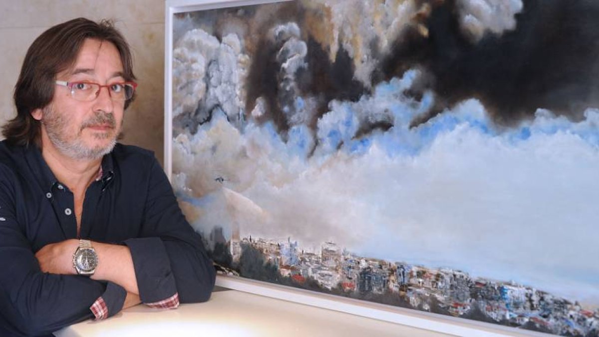 Javier Martínez, ‘Javito’, junto a una de las piezas de la muestra en la que se ve una vista de la asediada Atenas.-Israel L. Murillo