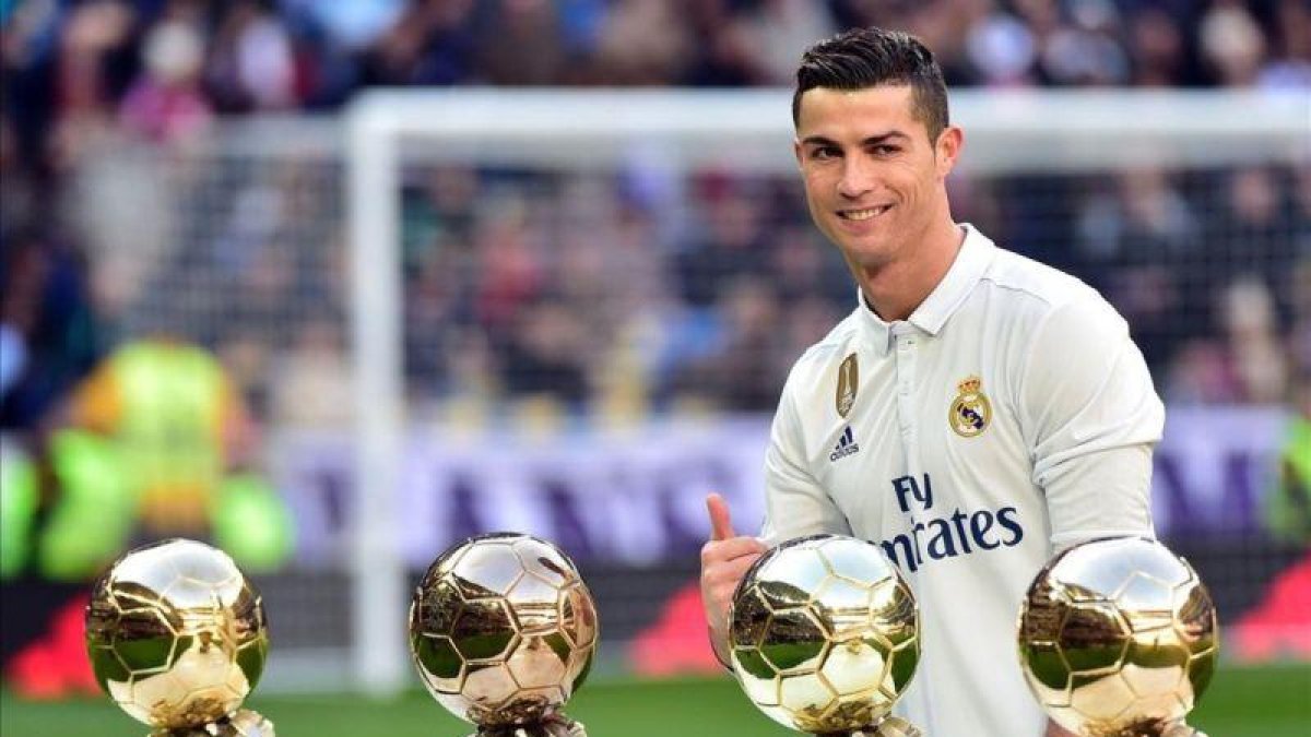 Cristiano Ronaldo posando junto a sus balones de oro.-AFP / GERARD JULIEN