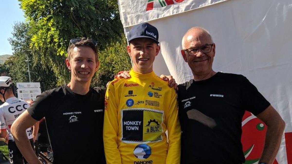 Molenaar posa con el maillot de líder del Tour de Rumanía.-TWITTER / @turulromaniei