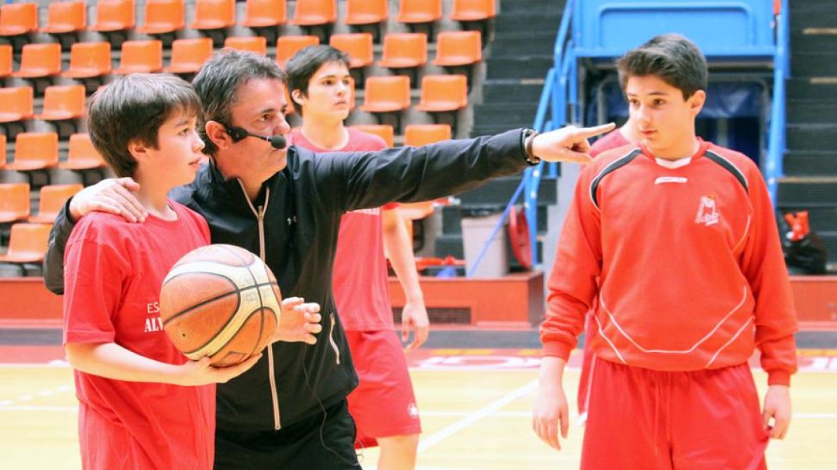 Porfi Fisac explica un ejercicio durante el clínic celebrado ayer en El Plantío.-RODRIGO ALCALDE / BASKET BURGOS 2002