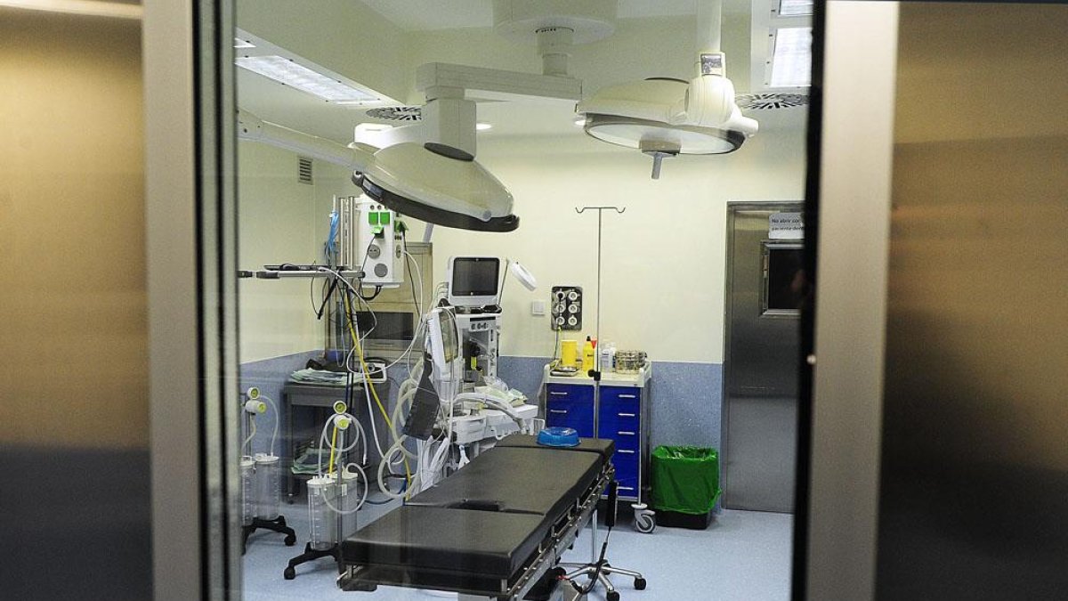 Uno de los quirófanos del centro hospitalario, que cuenta con un personal cercano a las 120 personas.-ISRAEL L. MURILLO