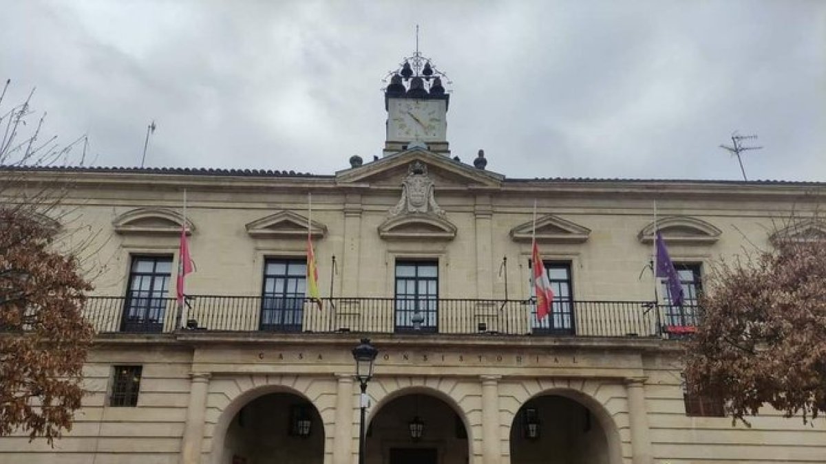 Banderas a media asta en el Ayuntamiento de Miranda de Ebro por la pérdida de dos vecinos en el naufragio de Terra Nova. ECB