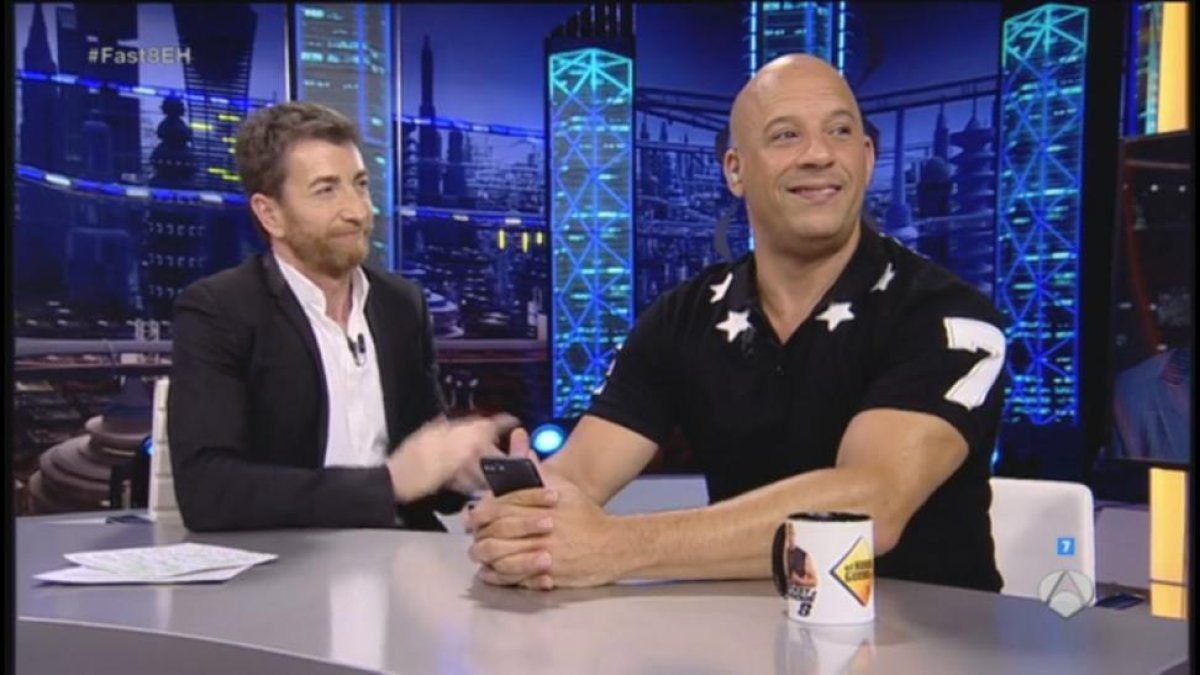 Pablo Motos, con el actor estadounidense Vin Diesel, en el programa de Antena 3 'El hormiguero'.-