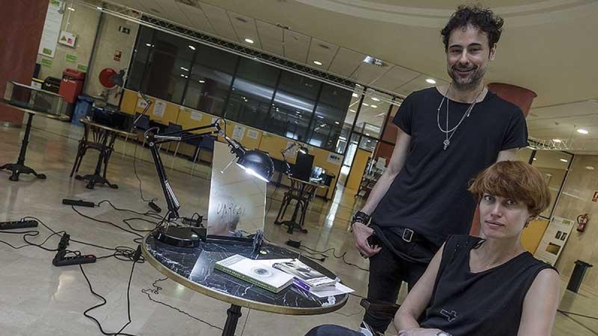 Carlos Maté y Elena Urucatu, en una de las mesas que forman la instalación ‘Memorias inventadas’, que ocupa la Sala Código UBU.-Santi Otero