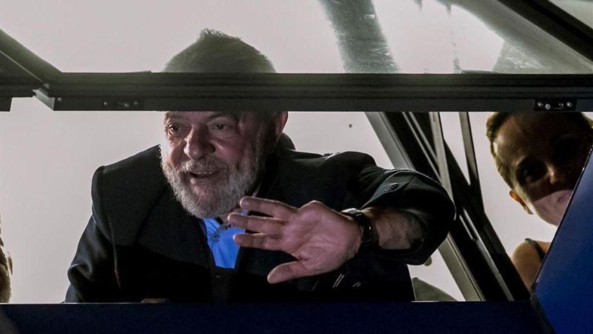 Lula da Silva saluda el pasado 6 de abril a los militantes del Partido de los Trabajadores tras conocer la decisión judicial que ordenó su ingreso en prisión.-EFE / MARCELO CHELLO
